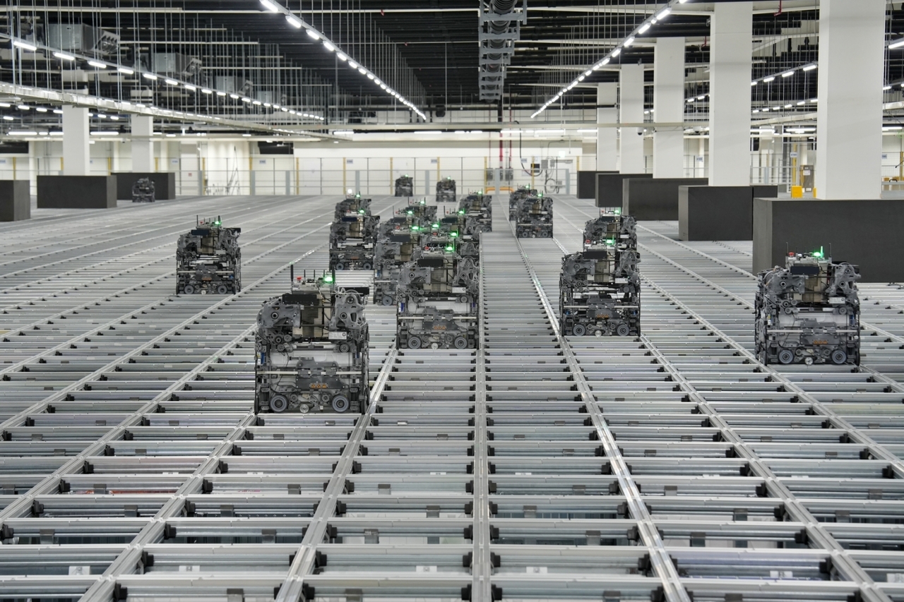 AI-powered robots operate at Zetta Smart Center Busan, Lotte Mart’s new customer fulfillment center, in International Industrial Logistics City in Gangseo-gu, Busan. The facility opened Friday. (Yonhap)