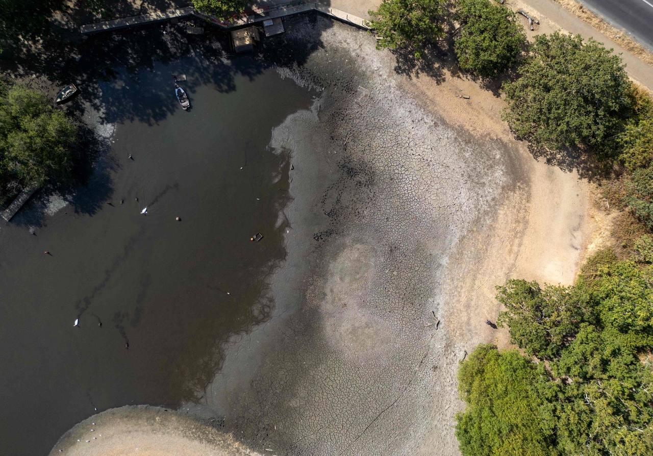 An aerial view shows the dried and cracked bed of the depleted Hollow Pond and Leyton flats near Wanstead, east London, Monday. (AFP-Yonhap)