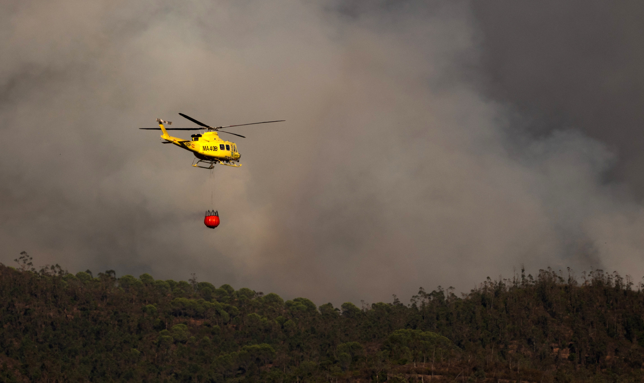 A firefighting helicopter battles a wildfire near Valverde del Camino in the Spanish southwestern province of Huelva, Monday. (AFP-Yonhap)