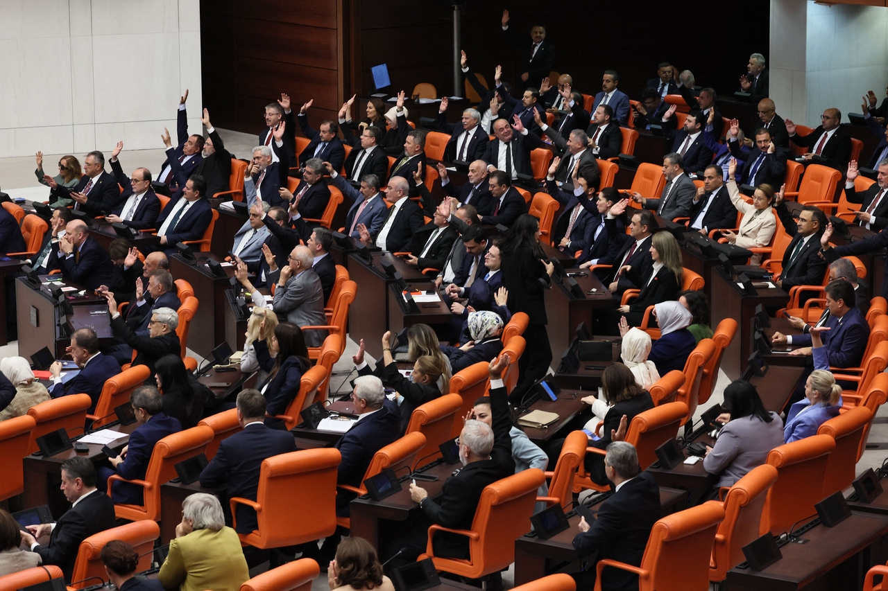 Lawmakers vote during a voting session on a bill offering limited amnesty for Kurdish PKK militants at Grand National Assembly of Turkey in Ankara on August 10, 2026. Turkish lawmakers on Monday. (AFP-Yonhap)