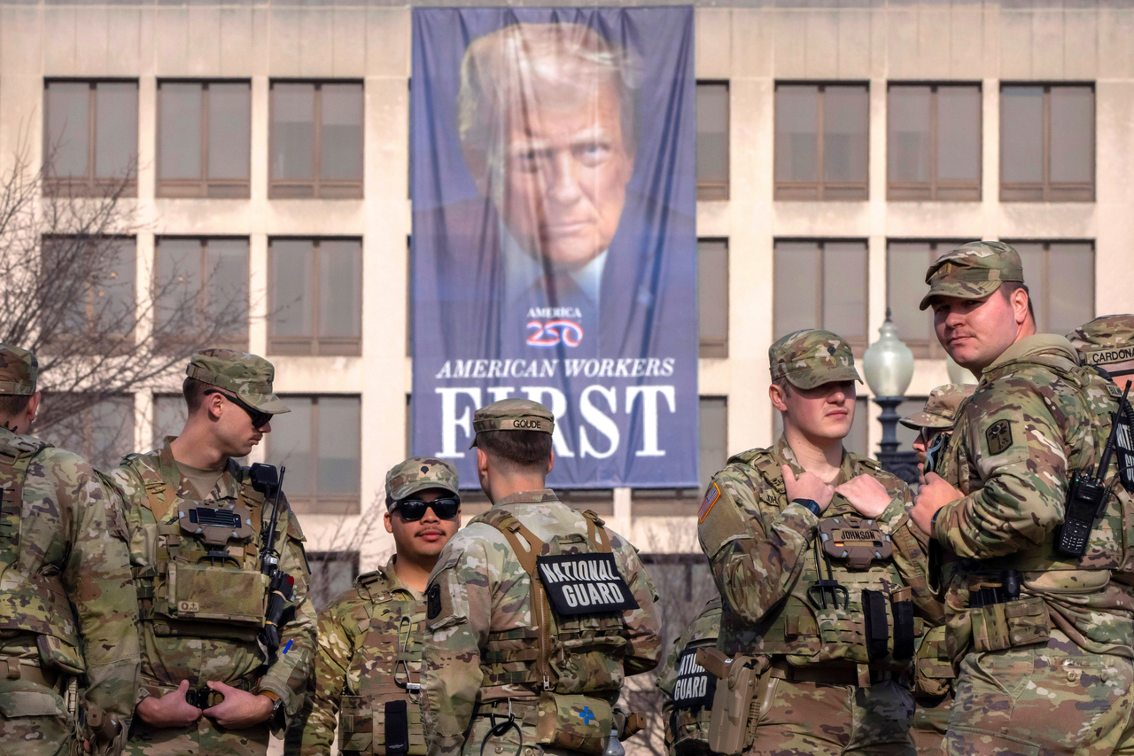 US National Guard members gather near a  portrait of President Donald Trump in Washington, Jan. 8. (AP-Yonhap)