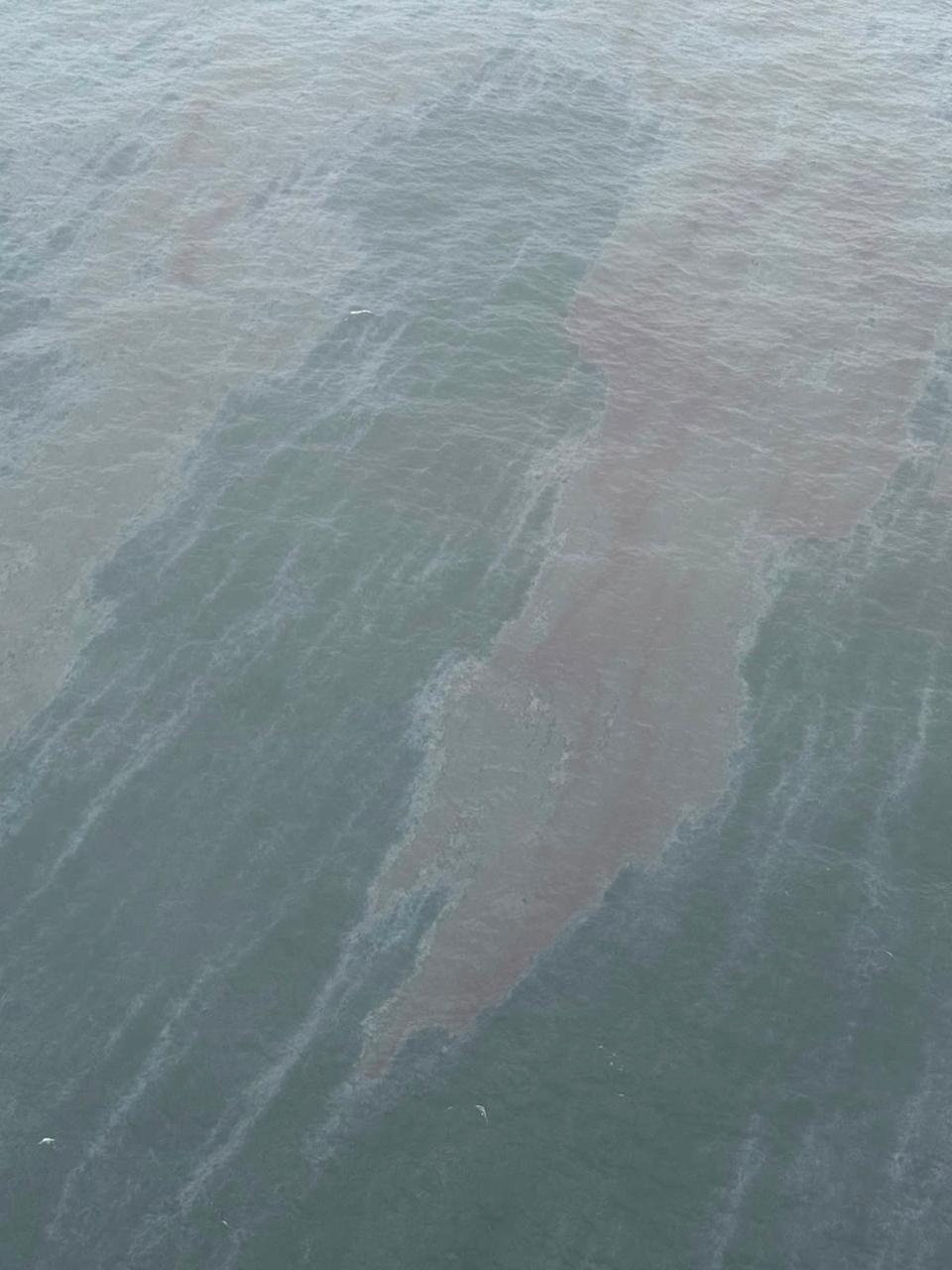 Oil on the sea surface off the coast of Oman, according to the Omani Environment Authority, in this handout image released on Monday (Reuters-Yonhap)