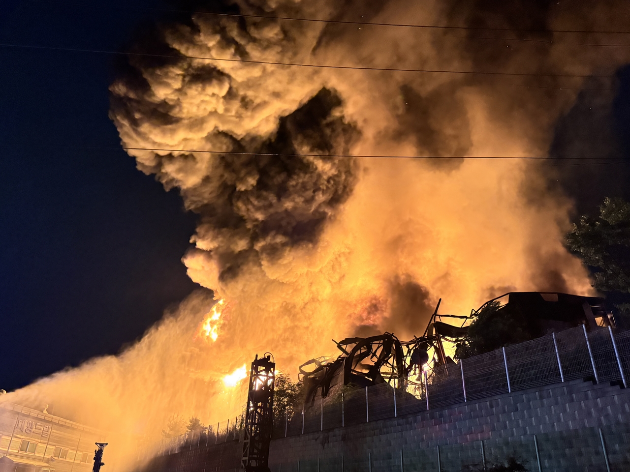 Firefighters battle a fire that broke out at a hazardous materials storage warehouse in Tojin-ri, Pyeongtaek, Gyeonggi Province, just after midnight Aug. 11. (Yonhap)
