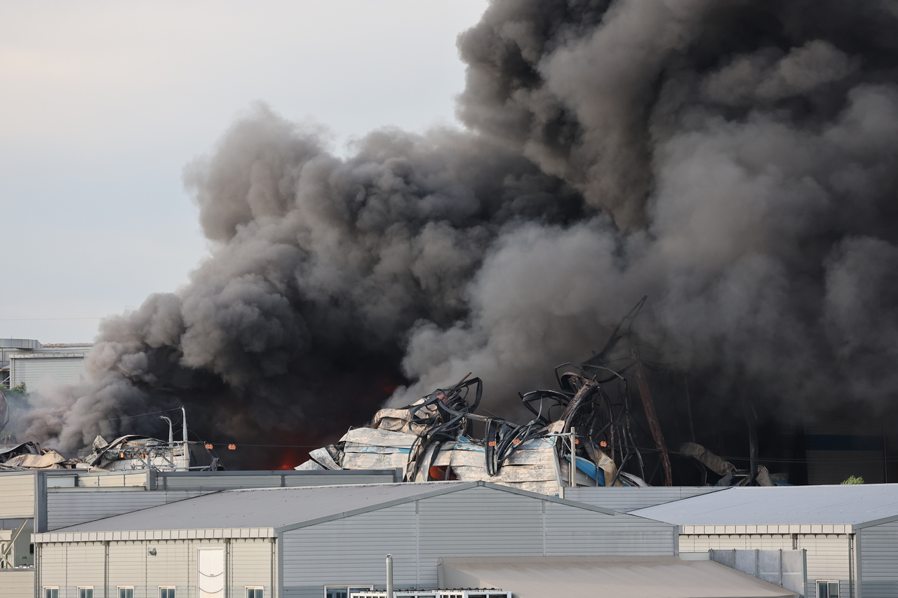 Thick fumes rise from a hazardous materials storage warehouse in Tojin-ri, Pyeongtaek, Gyeonggi Province, as firefighters battle a fire that broke out just after midnight Aug. 11. (Yonhap)