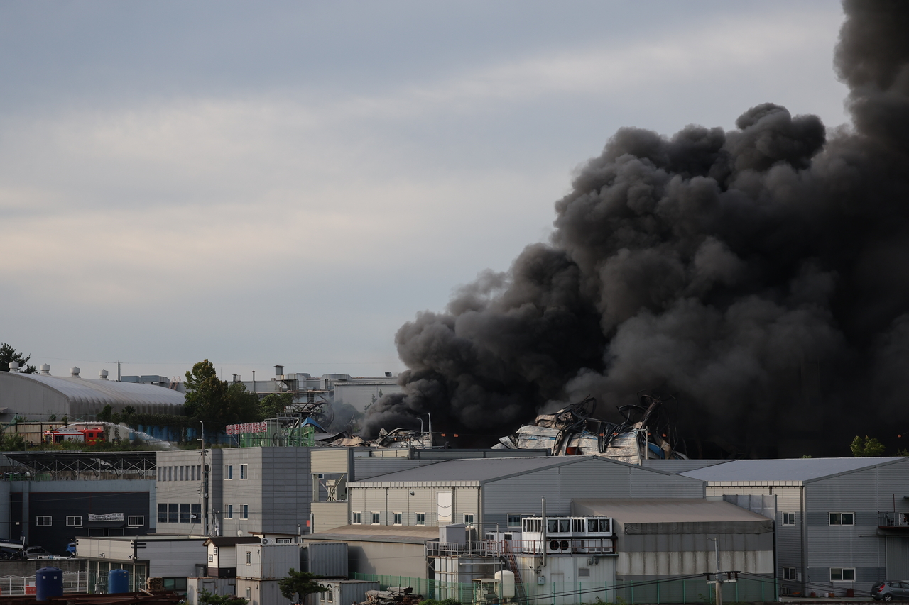 Thick fumes rise from a hazardous materials storage warehouse in Tojin-ri, Pyeongtaek, Gyeonggi Province, as firefighters battle a fire that broke out just after midnight Aug. 11. (Yonhap)