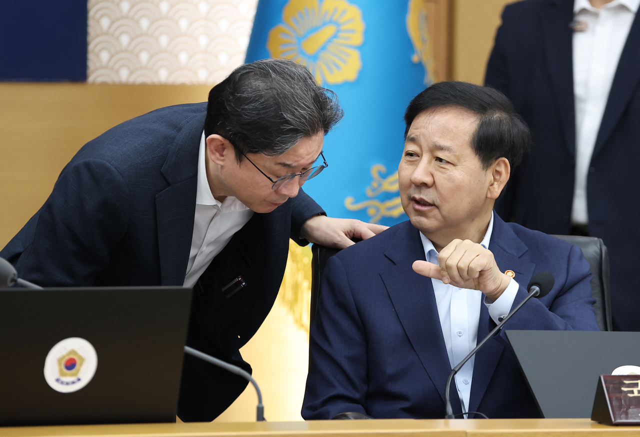 Deputy Prime Minister and Minister of Economy and Finance Koo Yun-cheol and Financial Services Commission Chairman Lee Eok-won speak at a Cabinet meeting chaired by President Lee Jae Myung at Government Complex Sejong on Tuesday. [Yonhap]