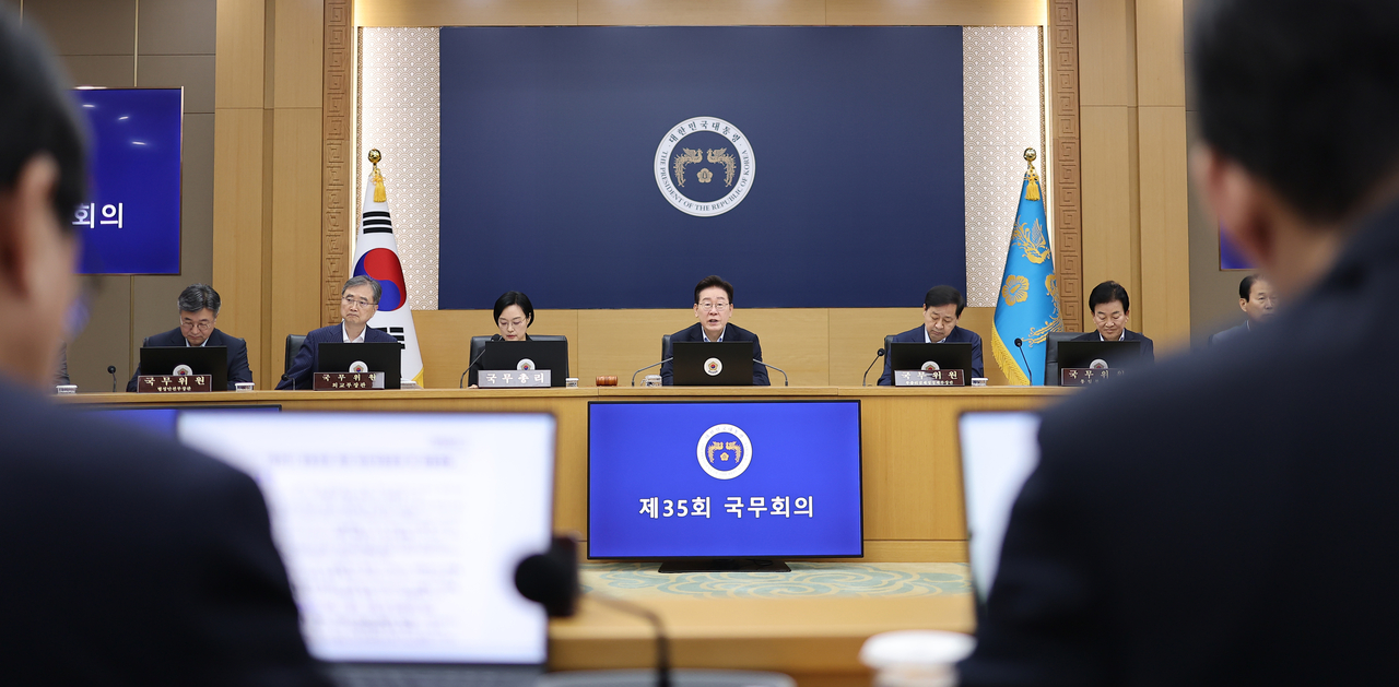 이재명 대통령이 11일 정부세종청사에서 열린 국무회의에서 발언하고 있다. [연합]