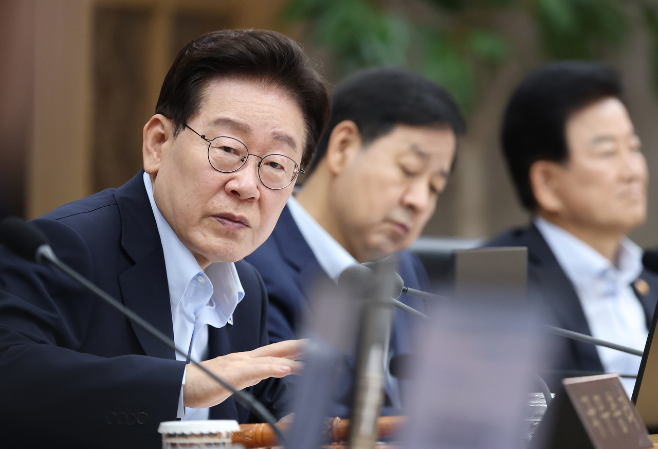 이재명 대통령이 11일 정부세종청사에서 열린 국무회의에서 발언하고 있다. [연합]