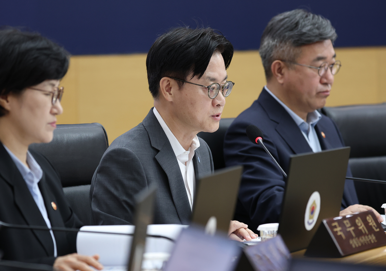 김정관(가운데) 산업통상부 장관이 11일 정부세종청사에서 열린 이재명 대통령 주재 국무회의에서 메가프로젝트 2차 민관합동 점검회의 결과를 보고하고 있다. [연합]