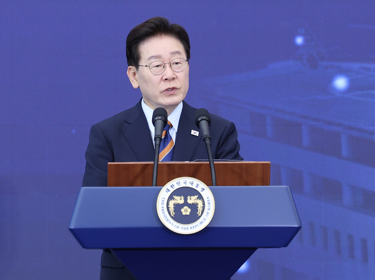이재명 대통령이 11일 충북 음성 국립소방병원 개원식에서 기념사를 하고 있다. [연합]
