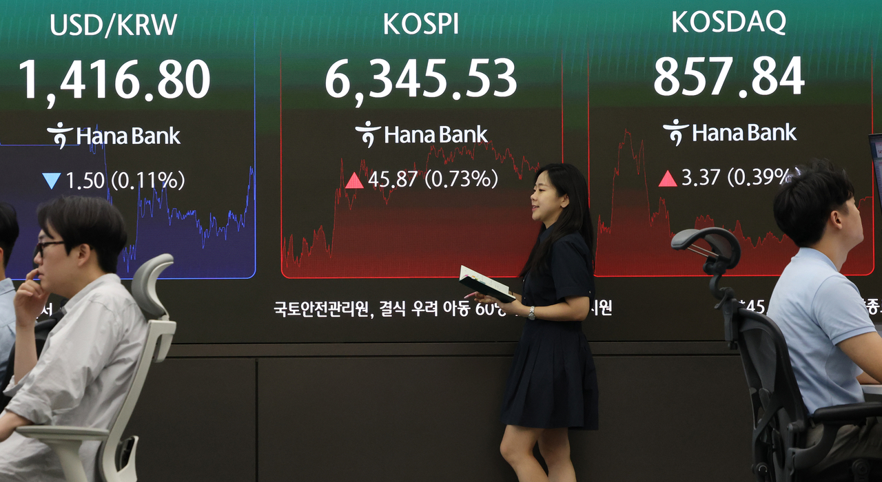 11일 서울 중구 하나은행 딜링룸 현황판에 코스피와 코스닥지수가 표시되고 있다. [연합]