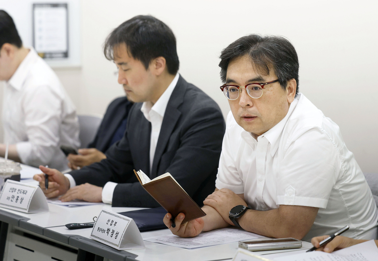 박정성 산업통상부 통상차관보가 11일 서울 중구 대한상공회의소 대회의실에서 열린 ‘미국 폴리실리콘 232조 관세 관련 합동 대책회의’에서 발언하고 있다. [산업통상부 제공]