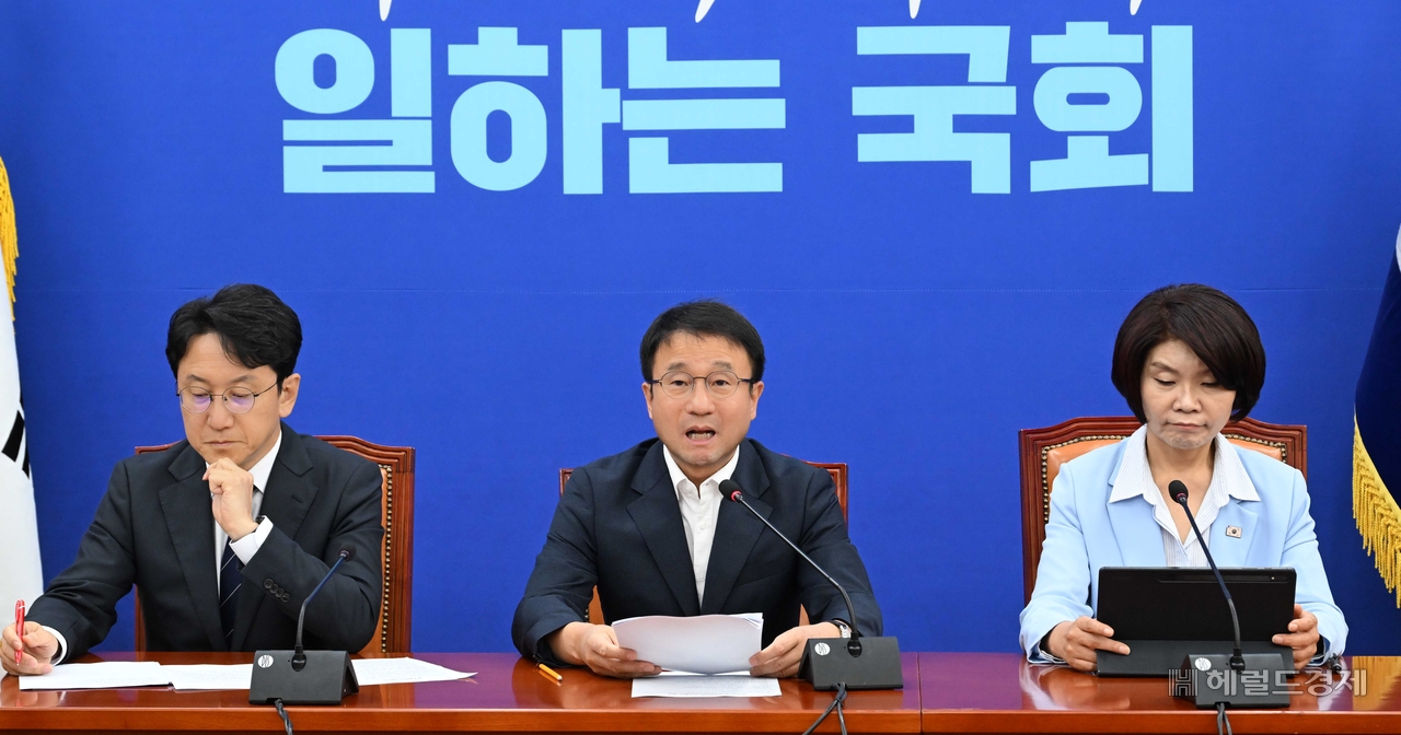 한병도 더불어민주당 대표 직무대행 겸 원내대표가 12일 오전 서울 여의도 국회에서 열린 원내대책회의에서 모두발언하고 있다. [이상섭 기자]