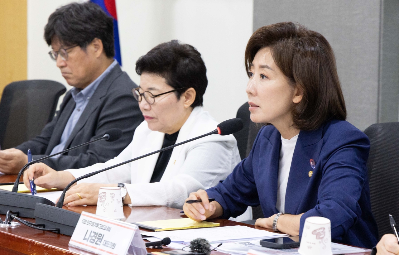나경원 국민의힘 의원이 30일 오전 서울 여의도 국회 의원회관에서 열린 ‘노란봉투법·주52시간 규제 부작용과 국민 일자리 보호를 위한 노동 정책의 미래’ 토론회에서 모두발언을 하고 있다. 윤창빈 기자