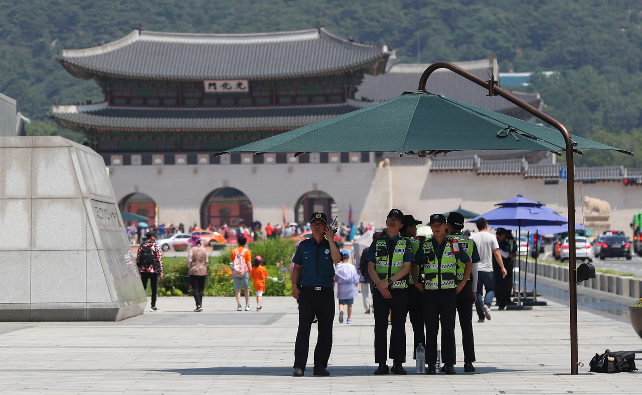 서울 광화문광장에서 경찰들이 대형 그늘막 아래에서 근무를 서고 있는 모습. [연합]