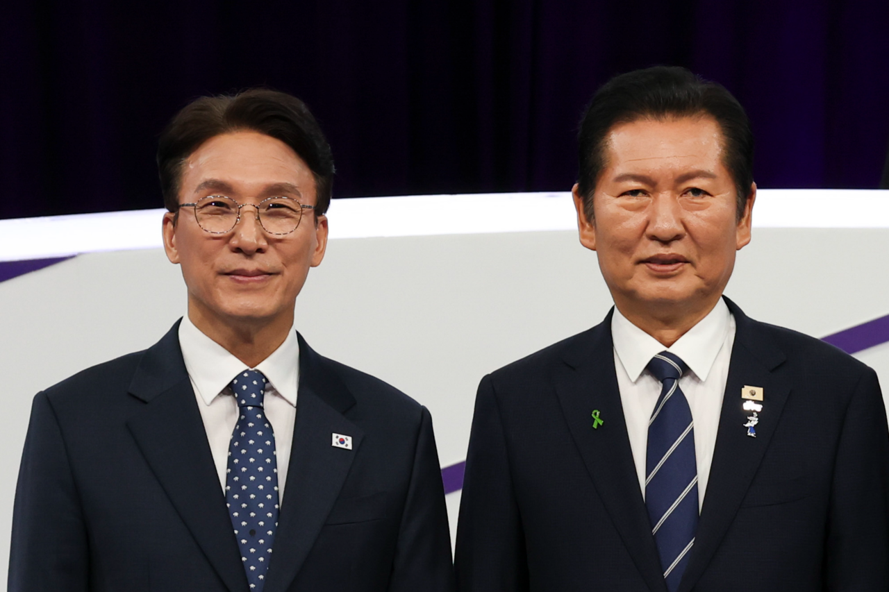 김민석(왼쪽부터), 정청래 더불어민주당 당대표 후보가 지난 29일 오후 서울 마포구 MBC에서 TV 토론회 시작 전 기념촬영을 하고 있다. 국회사진기자단