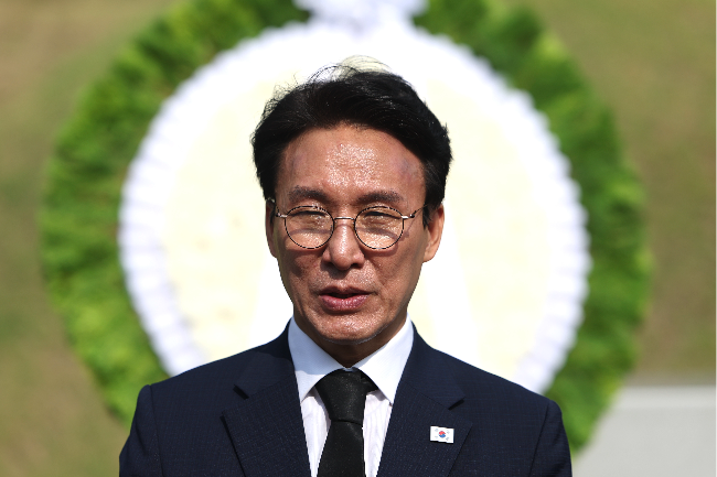 Rep. Kim Min-seok speaks to reporters during his visit to President Kim Dae-jung's tomb in Seoul National Cemetery in Seoul in July. (Newsis)