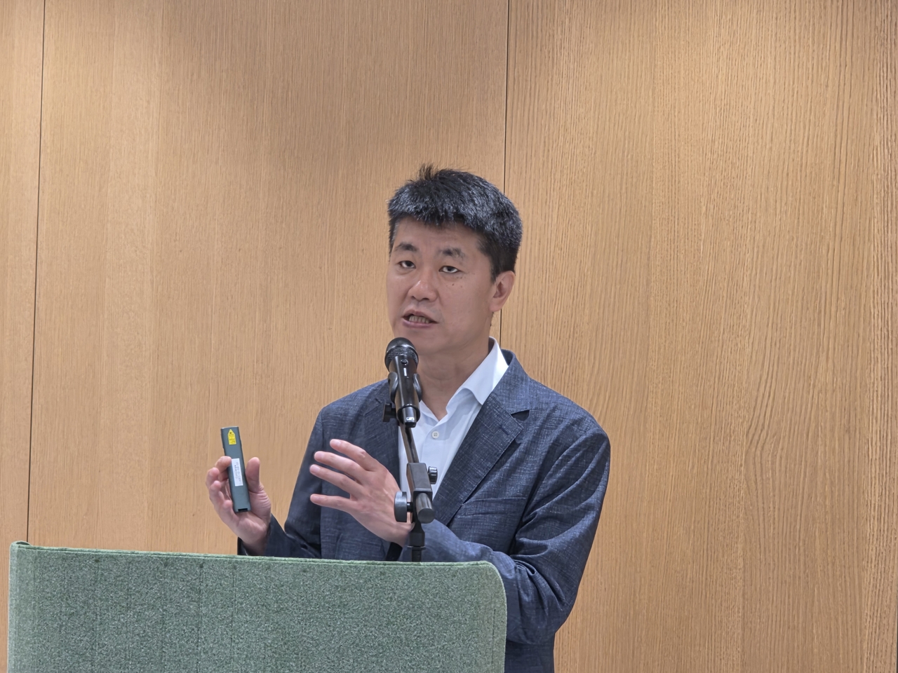 류석문 현대오토에버 대표이사가 12일 현대차그룹 양재 본사에서 열린 ‘현대차그룹 AX 성과 발표회’에 앞서 취재진과 바이브 코딩 교육을 진행하고 있다. 권제인 기자