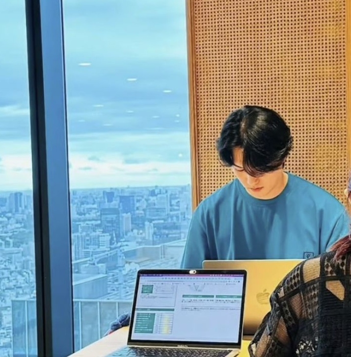 Ex-CNBLUE Lee Jong-hyun: Back on SNS, Then Gone Again