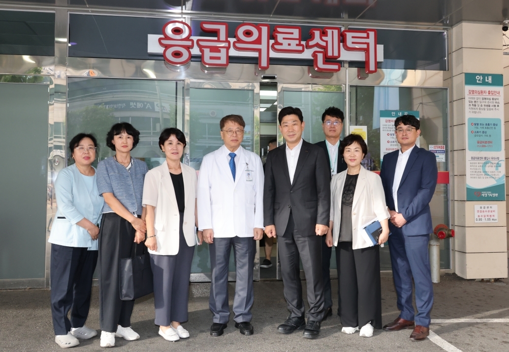 박용선 포항시장은 지난 10일 지역응급의료센터인 포항세명기독병원을 방문해 한동선 원장을 비롯한 병원 관계자들과 간담회를 갖고 지역 의료 현장의 애로사항과 건의사항을 청취했다.[포항시 제공]