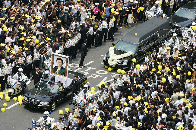 A hearse carries the coffin of former South Korean President Roh Moo-hyun during his public funeral in Seoul on May 29, 2009. (Getty Images)