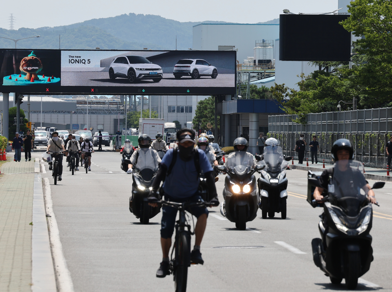 Hyundai Motor workers leave the automaker’s Ulsan plant early on July 29 as the union begins its third round of partial strikes.  (Yonhap)