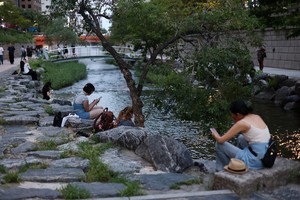 Smoking, drinking to be banned at Cheonggyecheon