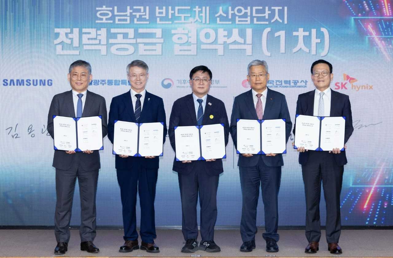 전남광주통합특별시는 12일 서울 한국전력공사 경인건설본부에서 반도체 산업단지 전력 적기 공급을 위한 ‘호남권·용인 반도체 메가프로젝트 전력공급 협약’을 체결했다.