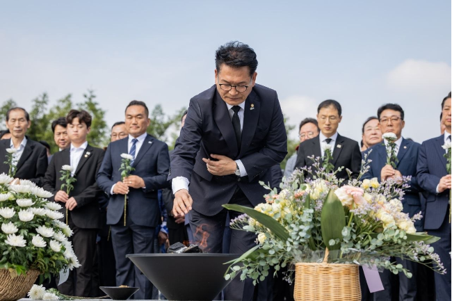 Rep. Song Young-gil (center) pays his respects to President Roh Moo-hyun at his grave in Gimhae, South Gyeongsang Province, in June. (Newsis)