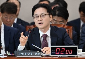 [헤럴드pic] 질문에 답변하는 김정관 산업통상부 장관