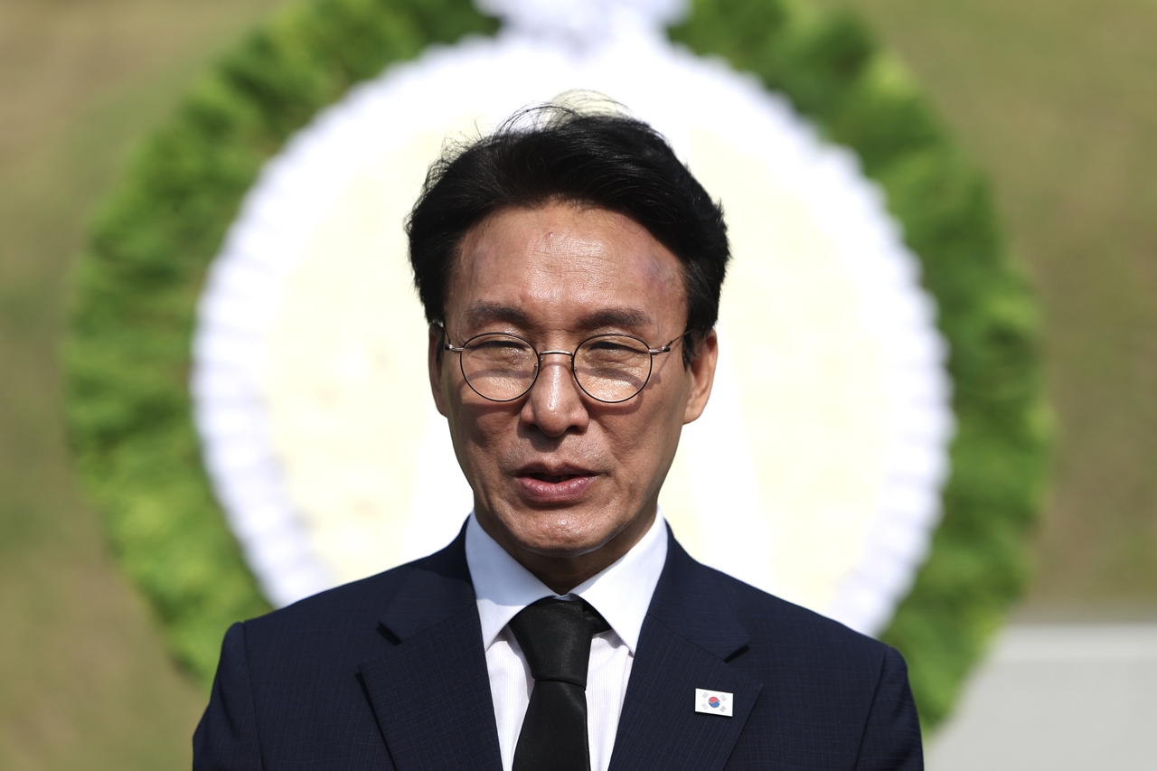 Rep. Kim Min-seok speaks to reporters during his visit to Kim Dae-jung's tomb in Seoul National Cemetery in Seoul in July. (Newsis)