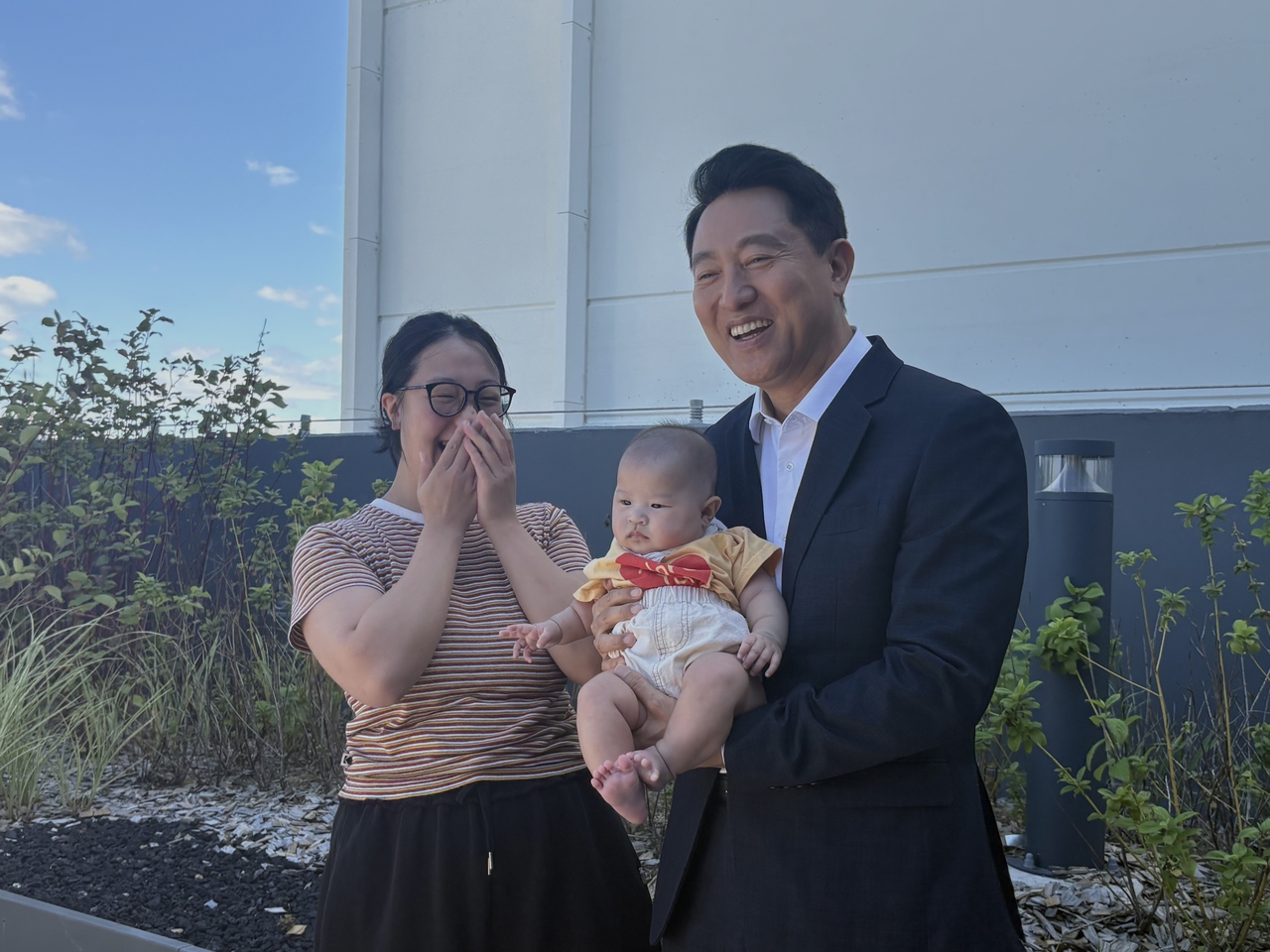 Seoul Mayor Oh Se-hoon meets with residents at the Gaebyeong Saejium youth housing complex in Gaebyeong-dong, Guro-gu, on Wednesday afternoon. (Yoon Seung-hyeon)