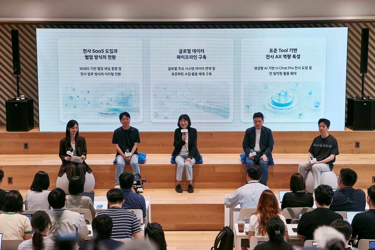 12일 현대차그룹 양재 사옥에서 열린 ‘현대차그룹 AX 성과 발표회’에서 장영석(왼쪽부터) 현대차 제네시스고객경험팀 책임매니저, 진은숙 현대차·기아 ICT담당 사장, 이상흥 정보보안2실 상무, 서창윤 웹프론트엔드개발팀 서창윤 책임매니저가 발표하고 있다. [현대차그룹 제공]