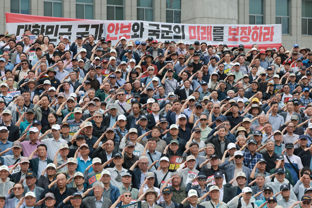 Alumni associations of the three military academies and other participants protest against a government plan to integrate the three academies into a single institution in this July 8, file photo. (Yonhap)