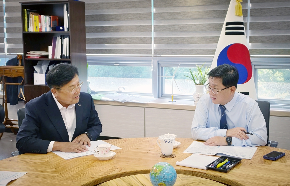 박관열(왼쪽) 광주시장, 김성환 기후에너지환경부 장관 면담