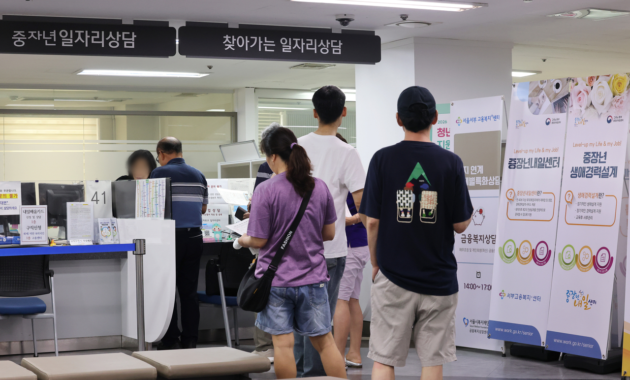 Job seekers wait in line at an employment center in Seoul on Aug. 5, 2026. (Yonhap)