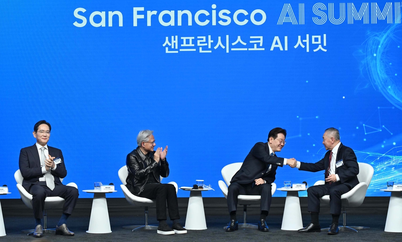 South Korean President Lee Jae Myung (second from right) shakes hands with Broadcom CEO Hock Tan during the San Francisco AI Summit at The Midway in San Francisco on July 24. From right are Tan, Lee, Nvidia CEO Jensen Huang and Samsung Electronics Chairman Lee Jae-yong. (Yonhap)