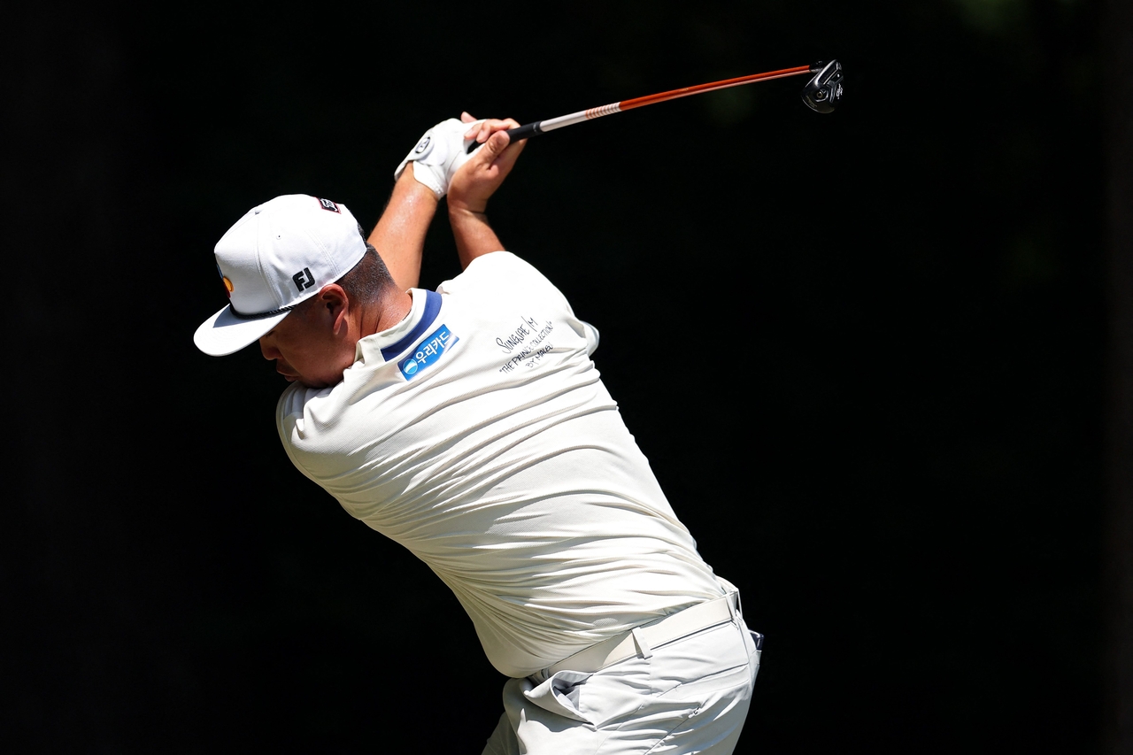 Im Sung-jae of South Korea tees off on the second hole during the final round of the Wyndham Championship at Sedgefield Country Club in Greensboro, North Carolina, on Sunday. (Getty Images)