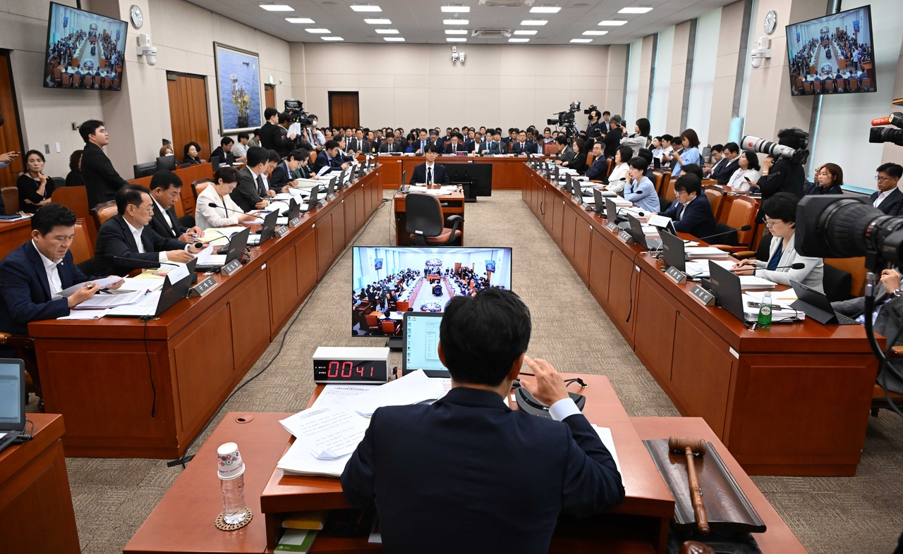 12일 오전 서울 여의도 국회에서 열린 산업통상자원중소벤처기업위원회 전체회의에서 김성원 위원장이 회의를 주재하고 있다. 김정관 산업통상부 장관은 이날 회의에 출석해 “산업부가 메가프로젝트와 제조업 인공지능(AI) 전환 등의 ‘투자프로젝트 매니저’를 맡아 기업투자를 밀착 지원하겠다”고 강조했다. 이상섭 기자