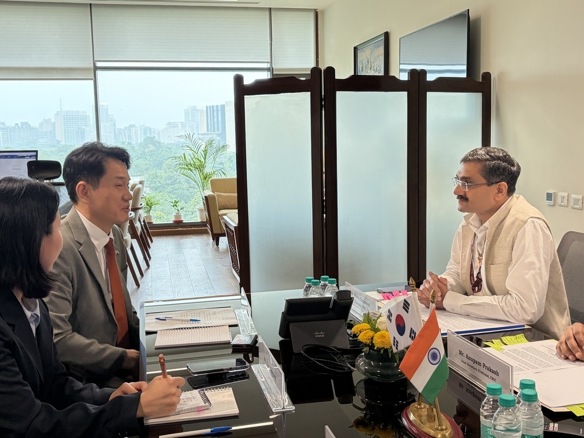 Han Min (L), director general for international affairs at the Korea Customs Service, speaks with Vivek Chaturvedi, chairman of India's Central Board of Indirect Taxes and Customs, on Tuesday. (Korea Customs Service)