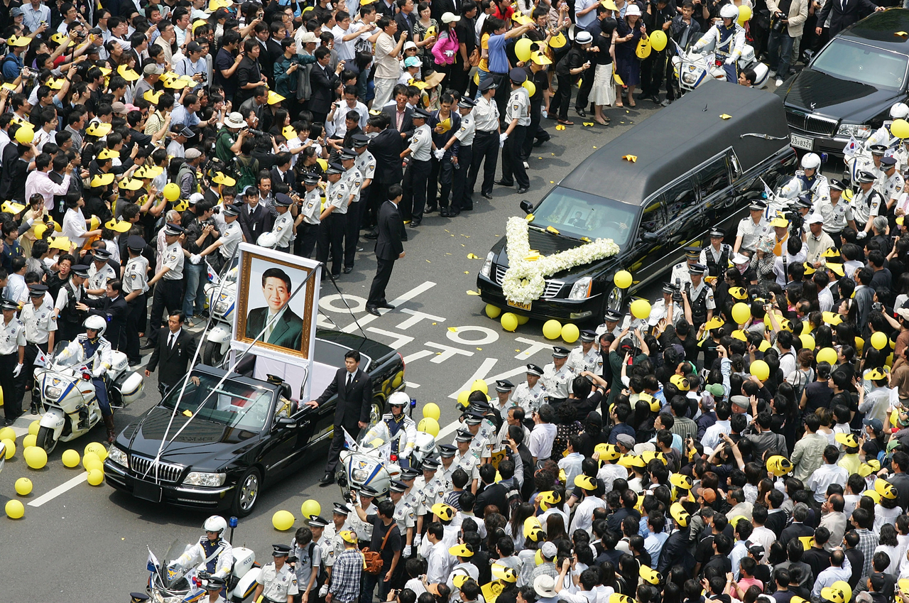 The hearse carrying the coffin containing the body of  former South Korean President Roh Moo-hyun moves through crowds of people during his public funeral on May 29, 2009 in Seoul, South Korea.(Getty Images)