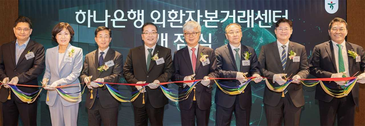 Hana Bank opened its Foreign Exchange Capital Transaction Center on the fourth floor of Place1 in Samseong-dong, Gangnam-gu, Seoul, on Aug. 11. Hana Bank CEO Lee Ho-seong (fourth from left), Yulchon law firm managing partner Kang Seok-hun (fifth from left), Barun law firm managing partner Lee Dong-hun (third from left) and other attendees take part in a ribbon-cutting ceremony to mark the opening. [Hana Bank]