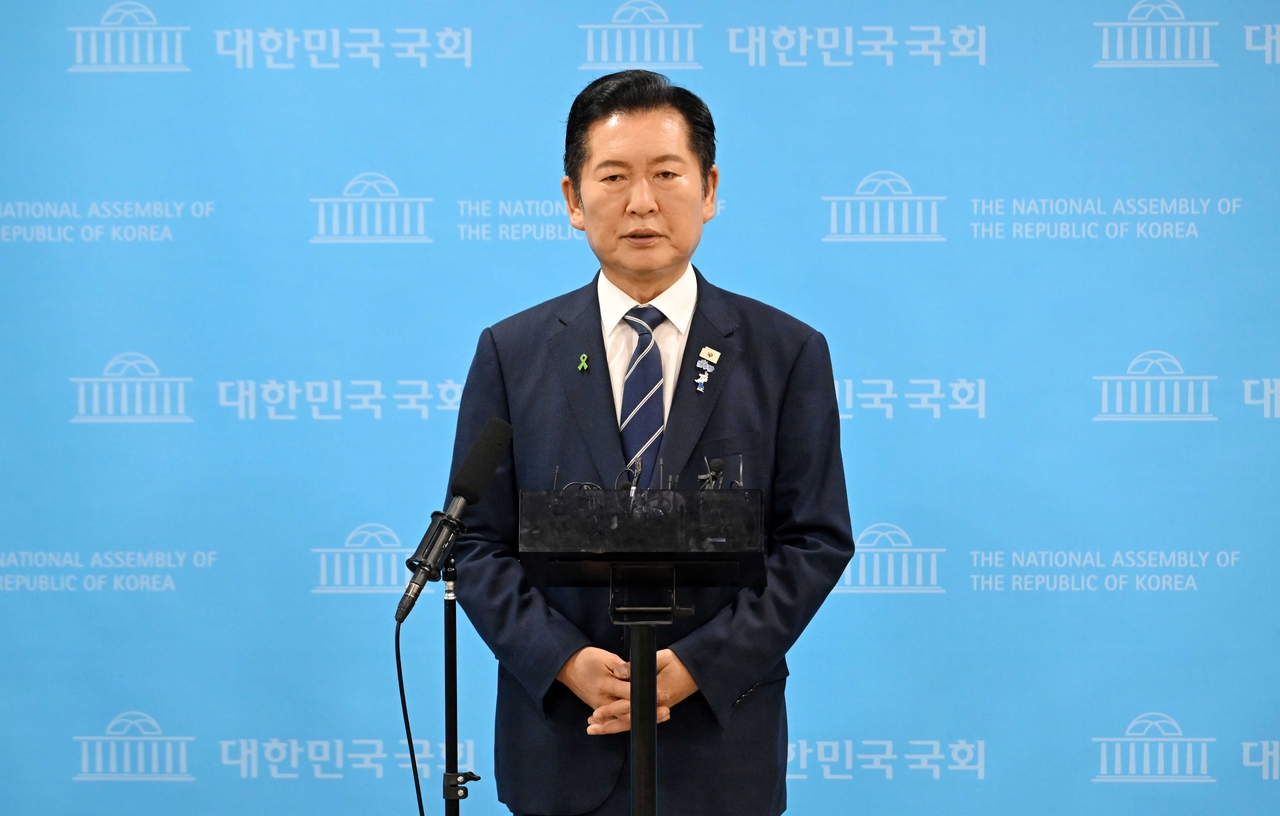 정청래 더불어민주당 당대표 후보가 12일 오전 서울 여의도 국회 소통관에서 현안 관련 기자회견을 마치고 기자들의 질문에 답변하고 있다. 이상섭 기자