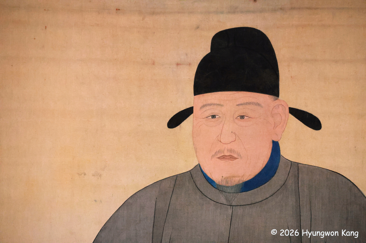 The portrait of Jong Mong-ju at Sungyang Sowon in Kaesong, North Korea. The Confucian academy is dedicated to Jong Mong-ju, whose assassination marked the overthrow of Koryo. Poeun was later posthumously honored with a sowon established at the site of his former home in Kaesong, in present-day North Korea. By honoring the man who had refused to betray Goryeo, Joseon transformed a former political enemy into an enduring model of fidelity. (Hyungwon Kang)