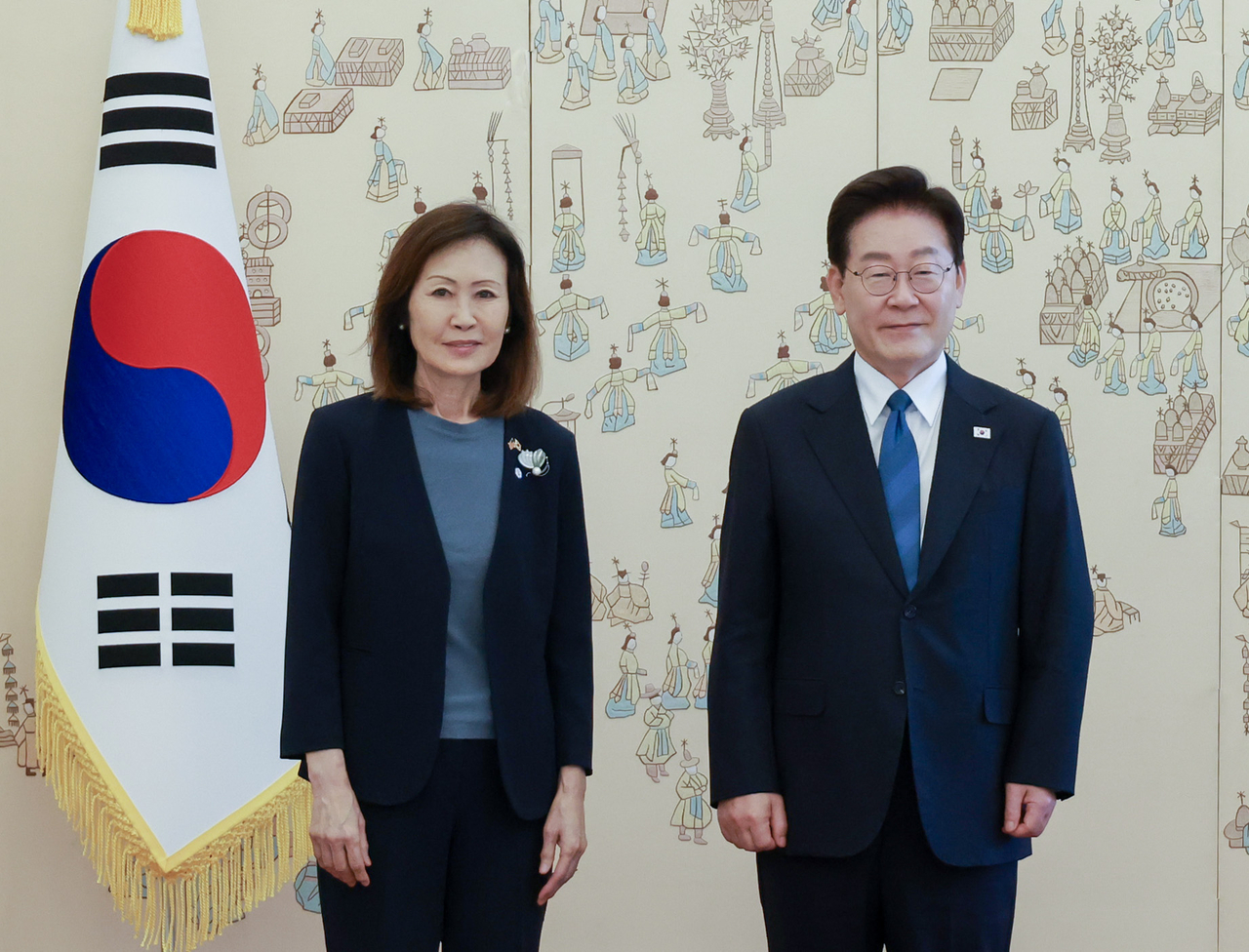 President Lee Jae Myung (right) poses for a commemorative photo with US Ambassador to South Korea Michelle Steel during a ceremony to receive letters of credence from newly appointed foreign ambassadors at Cheong Wa Dae on Wednesday. (Yonhap)