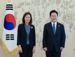 Lee receives credentials from new US Ambassador Michelle Steel