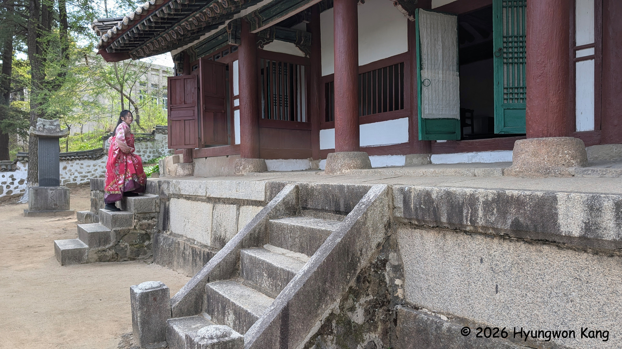 A docent arrives at Sungyang Sowon in Kaesong, North Korea, designated National Treasure No. 128 in North Korea. (Hyungwon Kang)