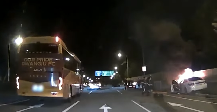 Gwangju FC players Shin Chang-moo and Holmbert Fridjonsoon rescue a driver from a burning car. (Captured from dashcam footage provided by Bae Young-jin, the witness)
