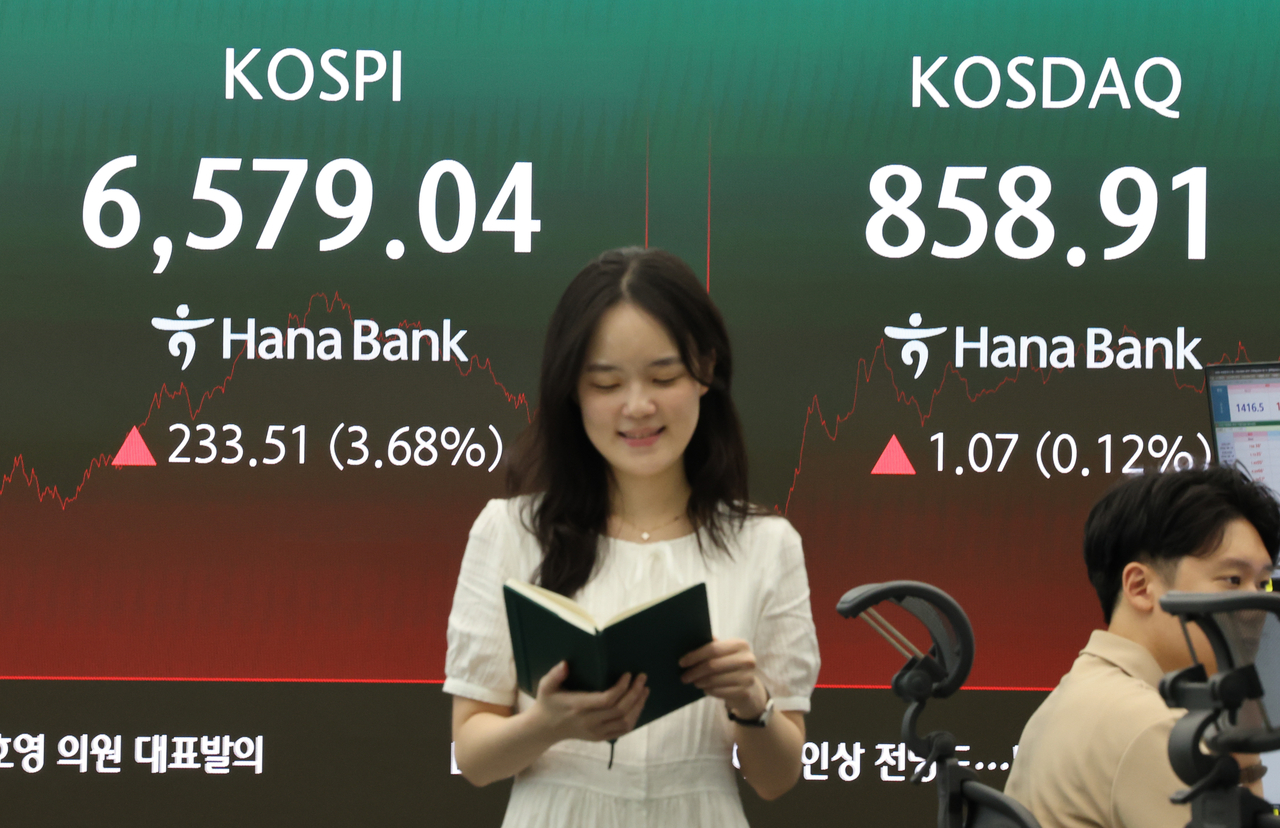 An electronic board showing the Korea Composite Stock Price Index at a dealing room of the Hana Bank headquarters in Seoul on Wednesday. (Yonhap)