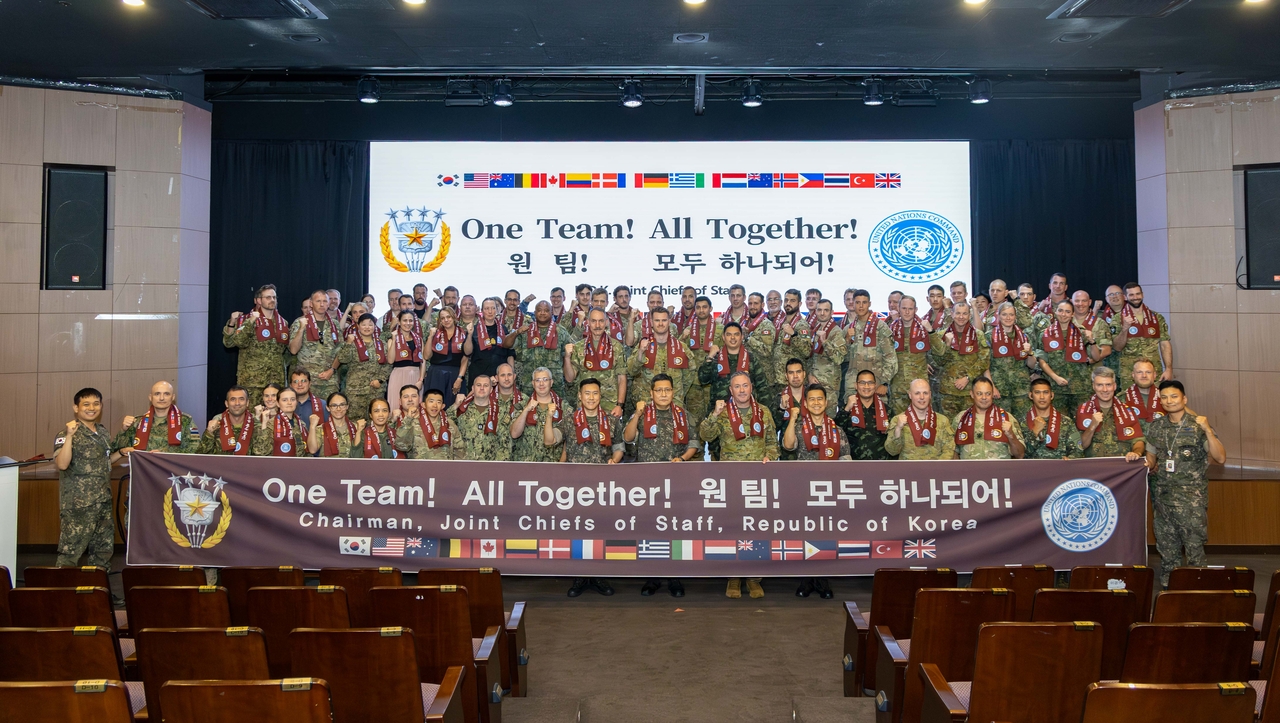 Representatives of nations participating in the Ulchi Freedom Guardian exercise including Vice Chairman of the Joint Chiefs of Staff Lt. Gen. Kwon Dae-won (front row, center) pose for a photograph at a goodwill event in Seoul on Wednesday. (Joint Chiefs of Staff)